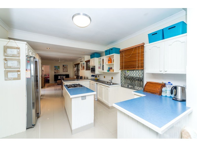 33 Ashbourne Terrace, Biggera Waters QLD 4216