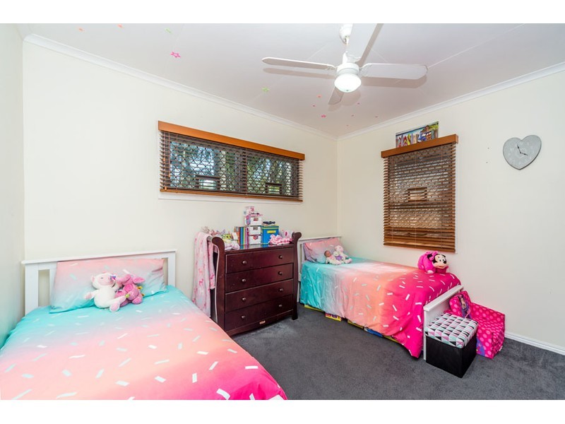 33 Ashbourne Terrace, Biggera Waters QLD 4216