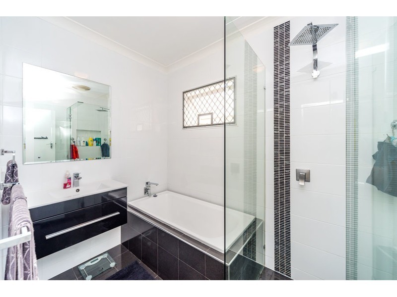 33 Ashbourne Terrace, Biggera Waters QLD 4216