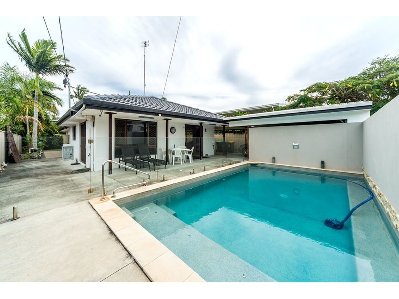 6 Plover Avenue, Paradise Point QLD 4216