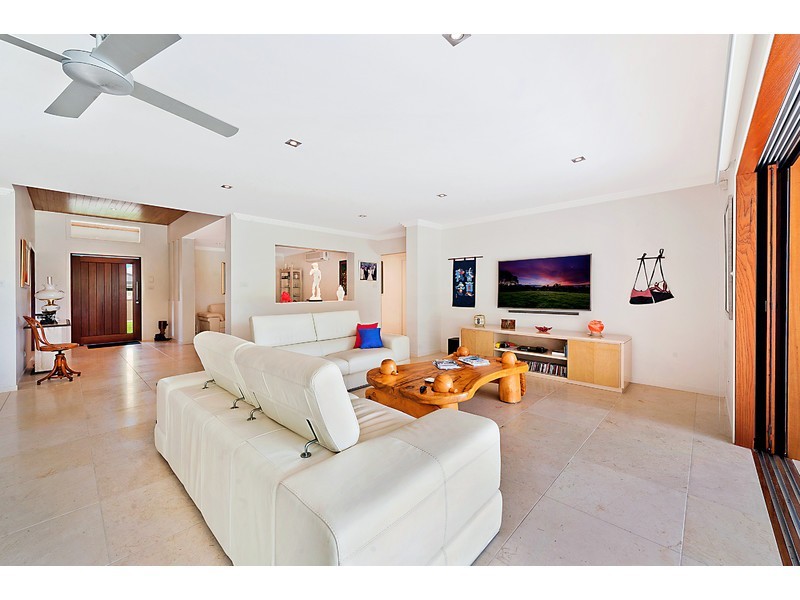 10 Namatjira Street, Paradise Point QLD 4216