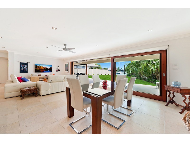 10 Namatjira Street, Paradise Point QLD 4216