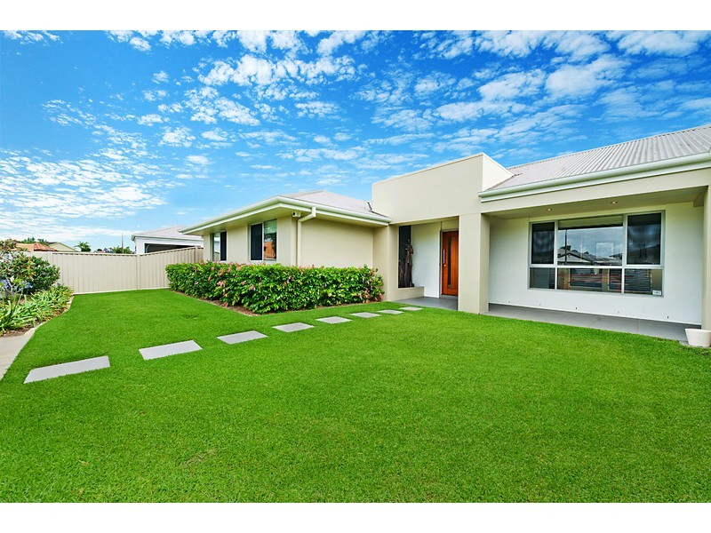 10 Namatjira Street, Paradise Point QLD 4216