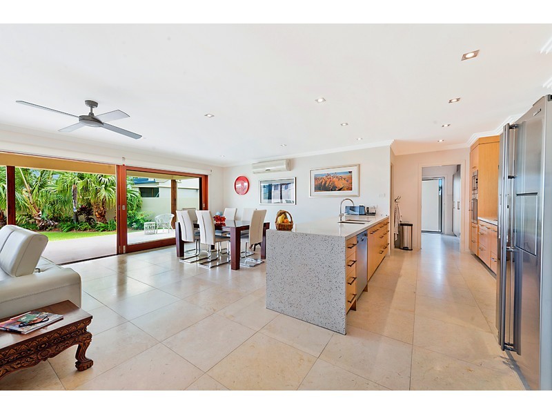 10 Namatjira Street, Paradise Point QLD 4216