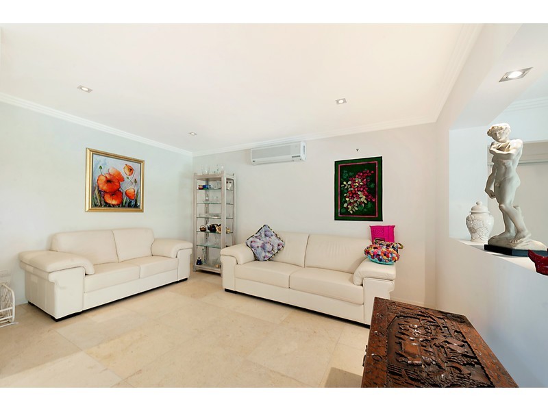 10 Namatjira Street, Paradise Point QLD 4216