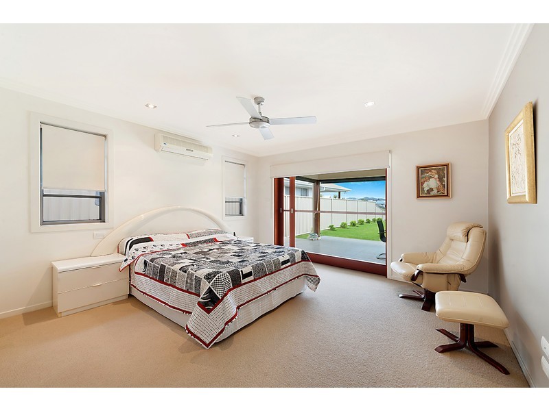 10 Namatjira Street, Paradise Point QLD 4216