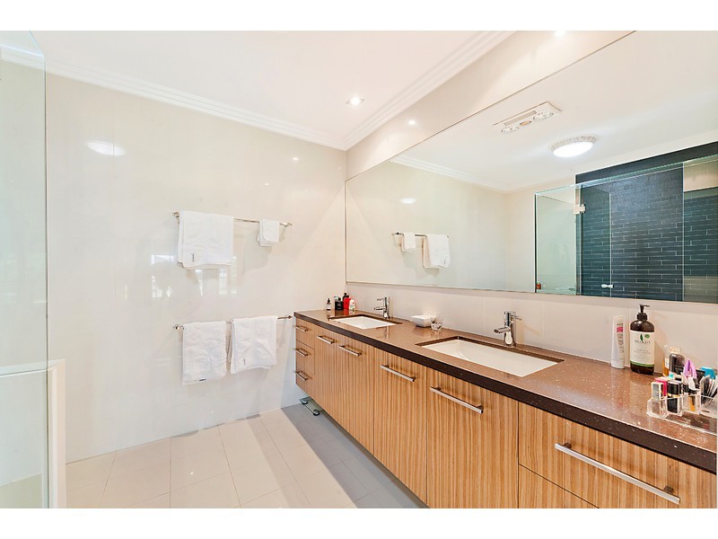 10 Namatjira Street, Paradise Point QLD 4216