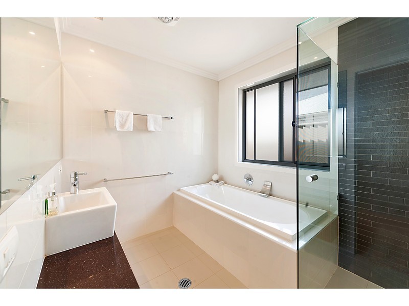 10 Namatjira Street, Paradise Point QLD 4216