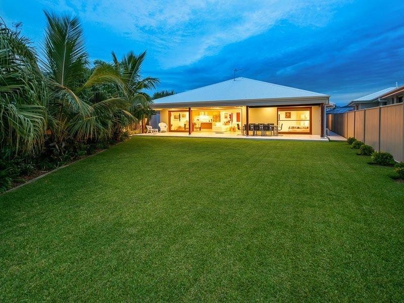 10 Namatjira Street, Paradise Point QLD 4216