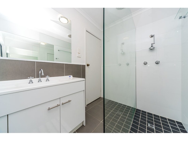 17 Goss Avenue, Labrador QLD 4215