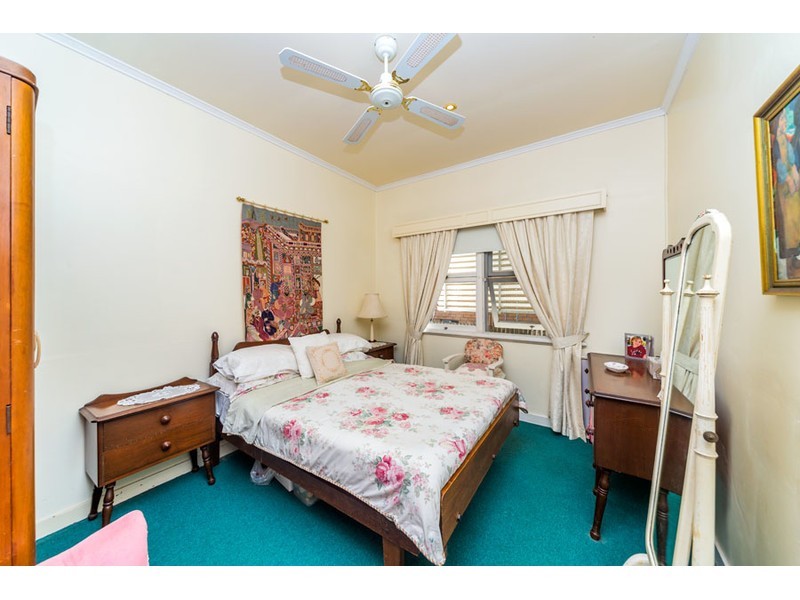 44 Brooke Avenue, Southport QLD 4215