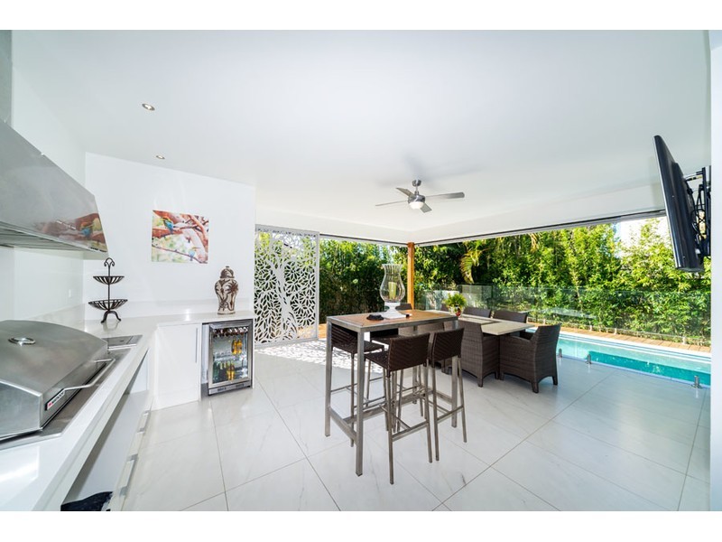 13 Plover Avenue, Paradise Point QLD 4216