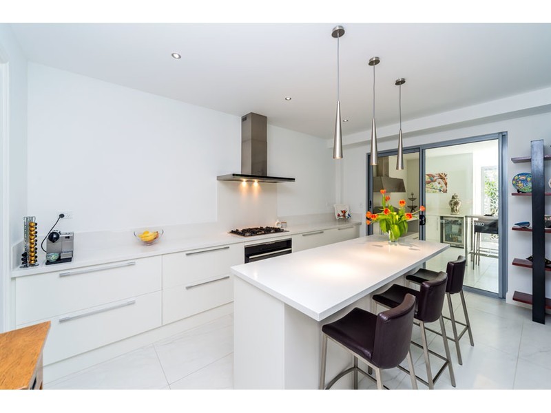 13 Plover Avenue, Paradise Point QLD 4216