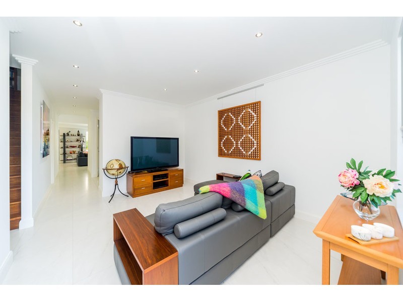 13 Plover Avenue, Paradise Point QLD 4216