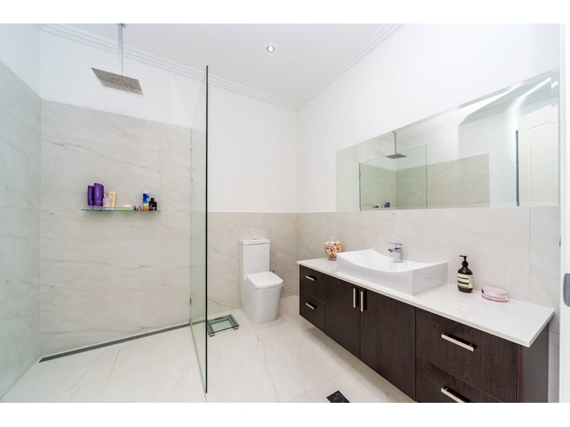 13 Plover Avenue, Paradise Point QLD 4216