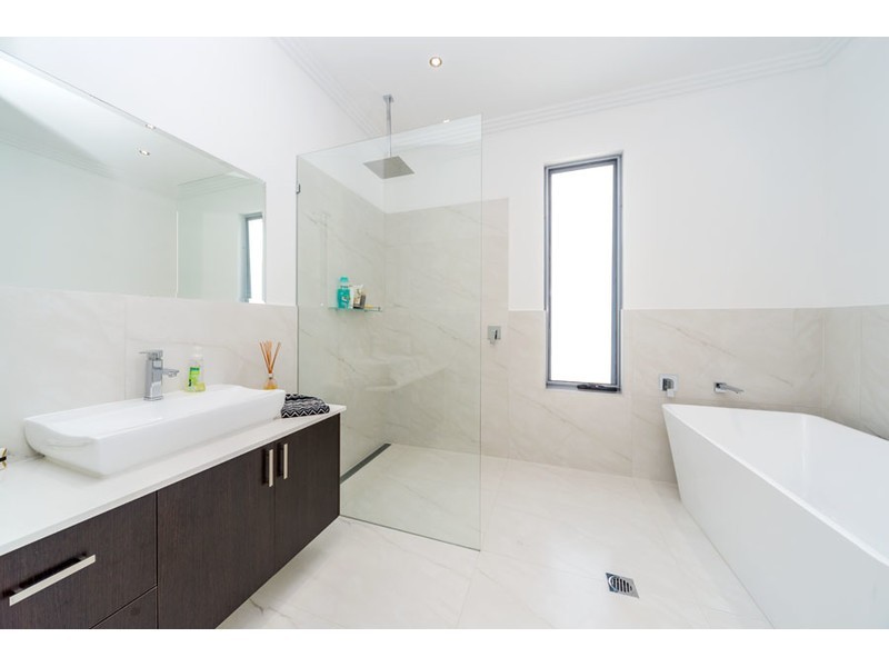 13 Plover Avenue, Paradise Point QLD 4216