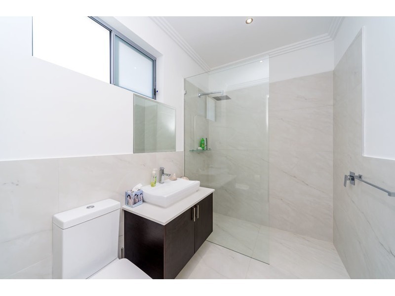 13 Plover Avenue, Paradise Point QLD 4216