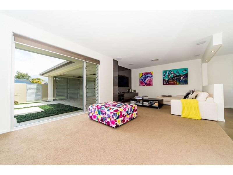2 Tinba Court, Runaway Bay QLD 4216