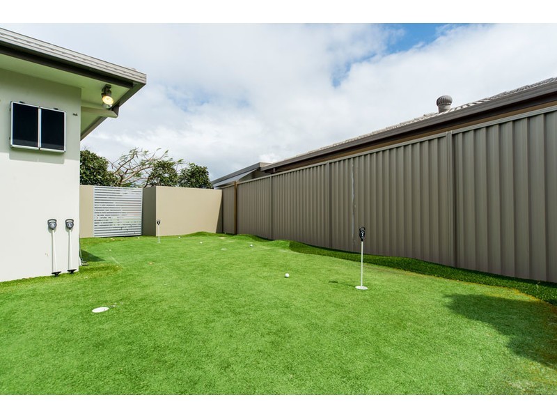 2 Tinba Court, Runaway Bay QLD 4216
