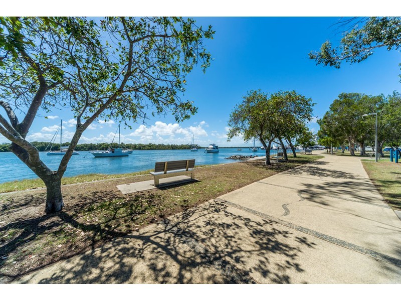 2/17 Drake Avenue, Paradise Point QLD 4216