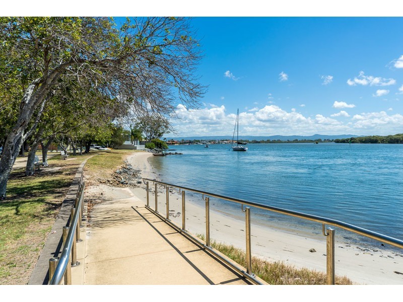 2/17 Drake Avenue, Paradise Point QLD 4216