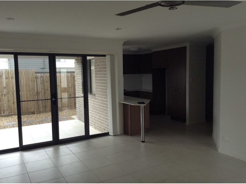 2/10 Fourth Avenue, Labrador QLD 4215