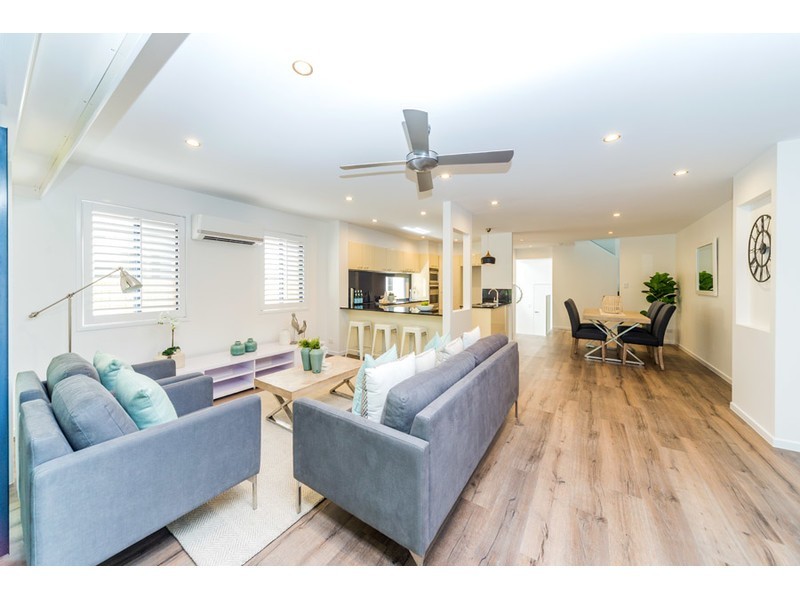 2/8 Drake Avenue, Paradise Point QLD 4216