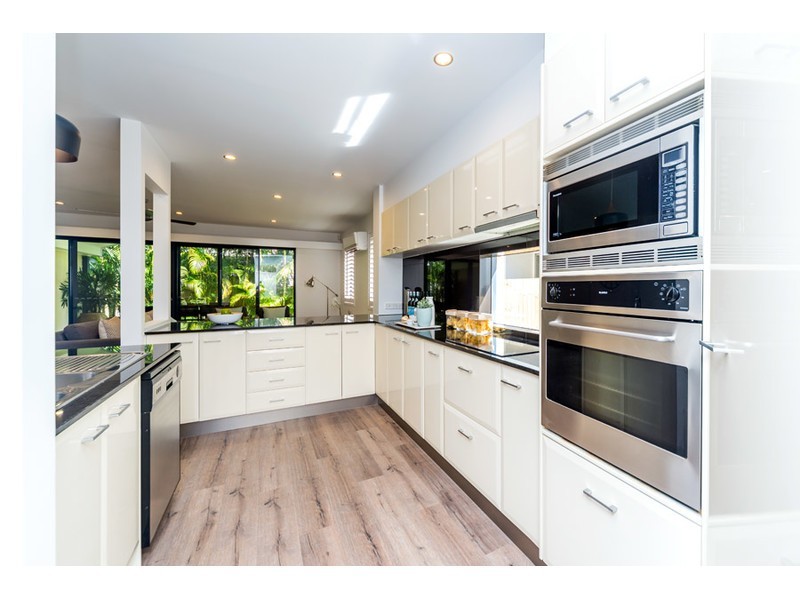 2/8 Drake Avenue, Paradise Point QLD 4216