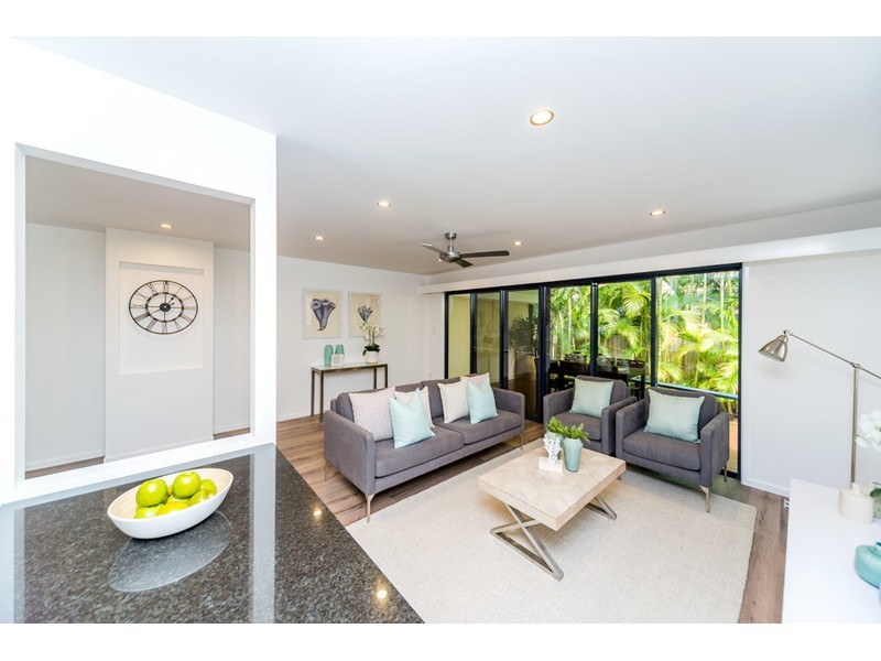 2/8 Drake Avenue, Paradise Point QLD 4216