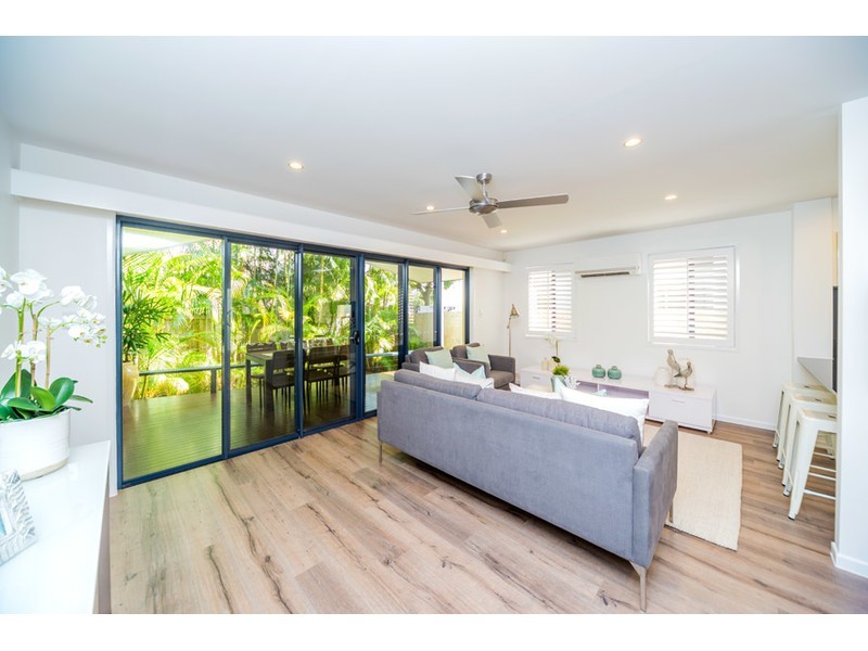 2/8 Drake Avenue, Paradise Point QLD 4216