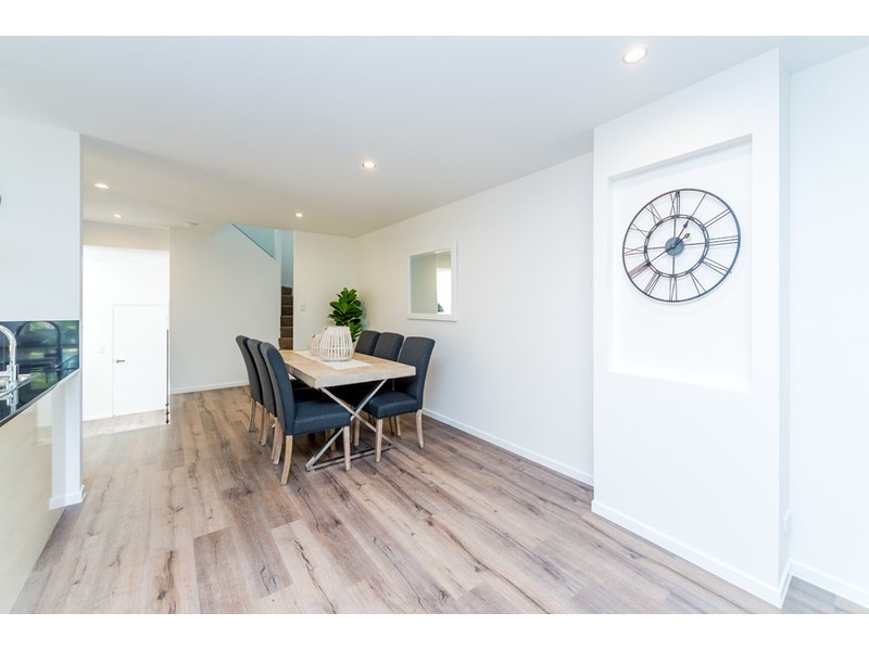 2/8 Drake Avenue, Paradise Point QLD 4216