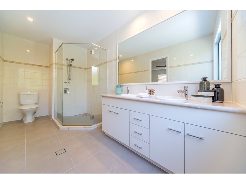 2/8 Drake Avenue, Paradise Point QLD 4216