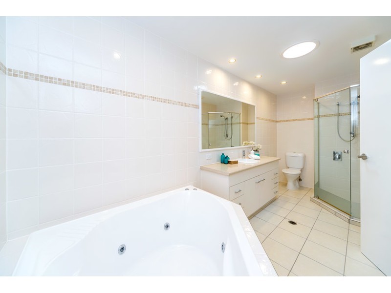 2/8 Drake Avenue, Paradise Point QLD 4216