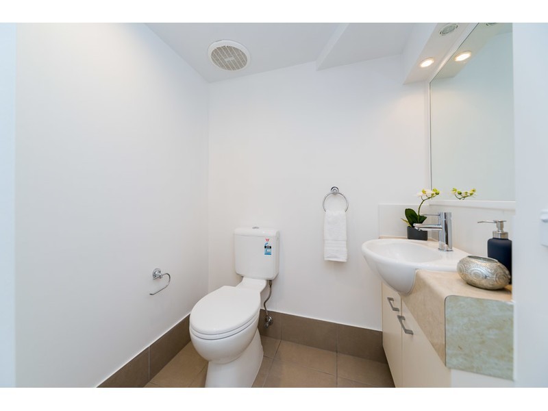 2/8 Drake Avenue, Paradise Point QLD 4216