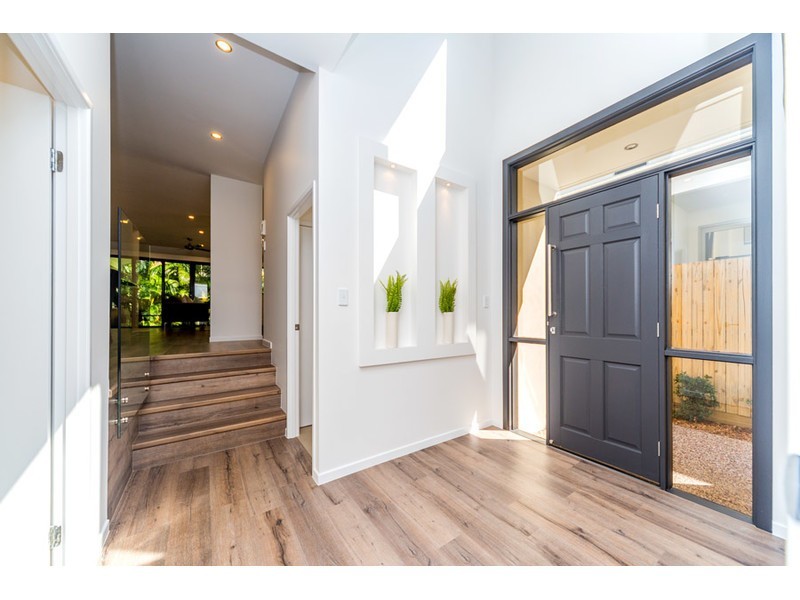 2/8 Drake Avenue, Paradise Point QLD 4216