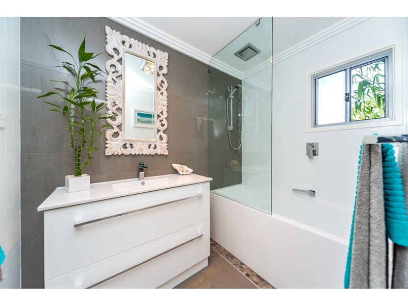 16 Teal Avenue, Paradise Point QLD 4216