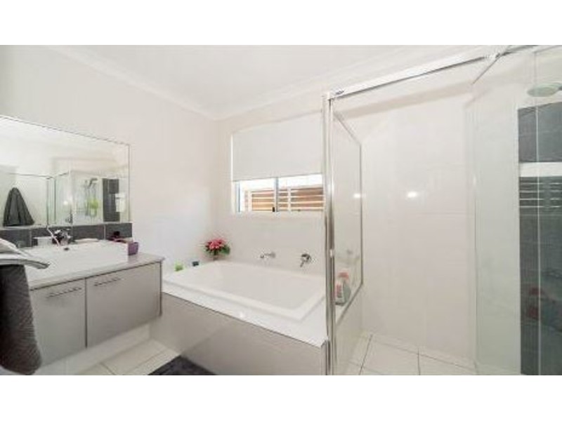 8 Quayside Drive, Helensvale QLD 4212