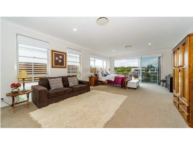8 Quayside Drive, Helensvale QLD 4212