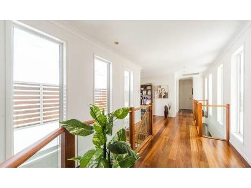 8 Quayside Drive, Helensvale QLD 4212
