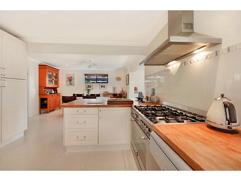 6 Donald Avenue, Paradise Point QLD 4216