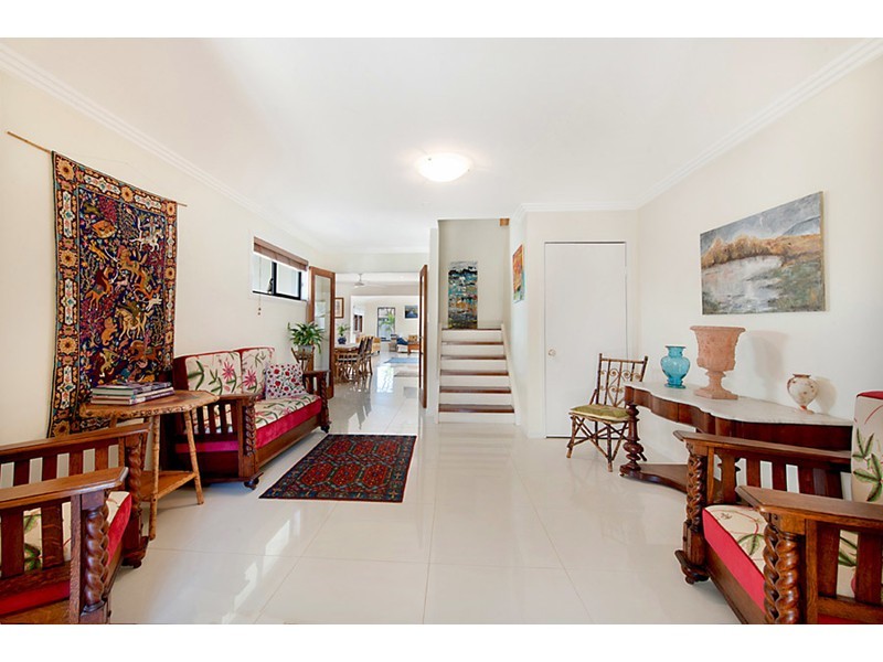 6 Donald Avenue, Paradise Point QLD 4216