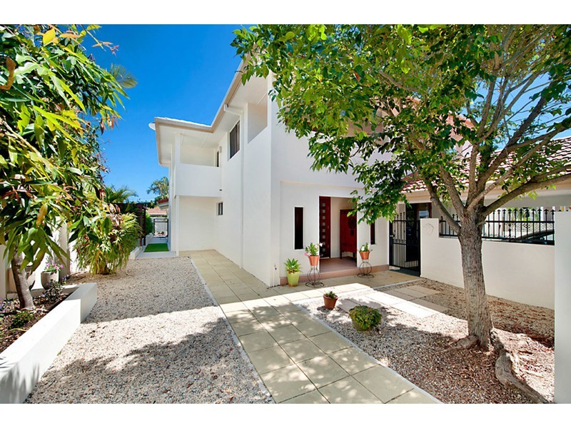 6 Donald Avenue, Paradise Point QLD 4216