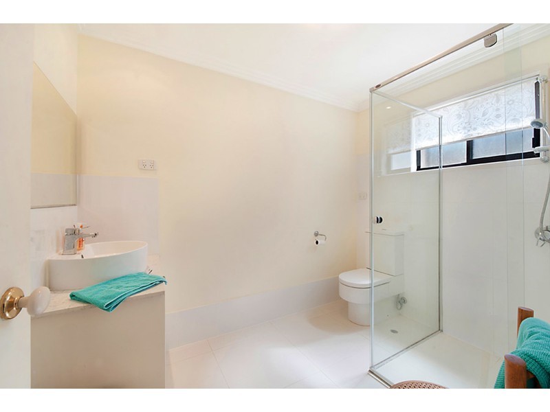 6 Donald Avenue, Paradise Point QLD 4216