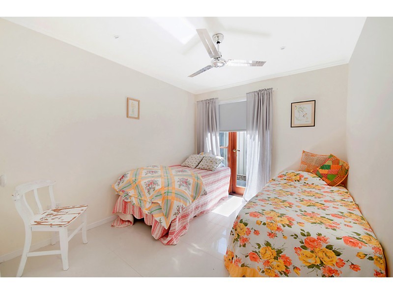 6 Donald Avenue, Paradise Point QLD 4216