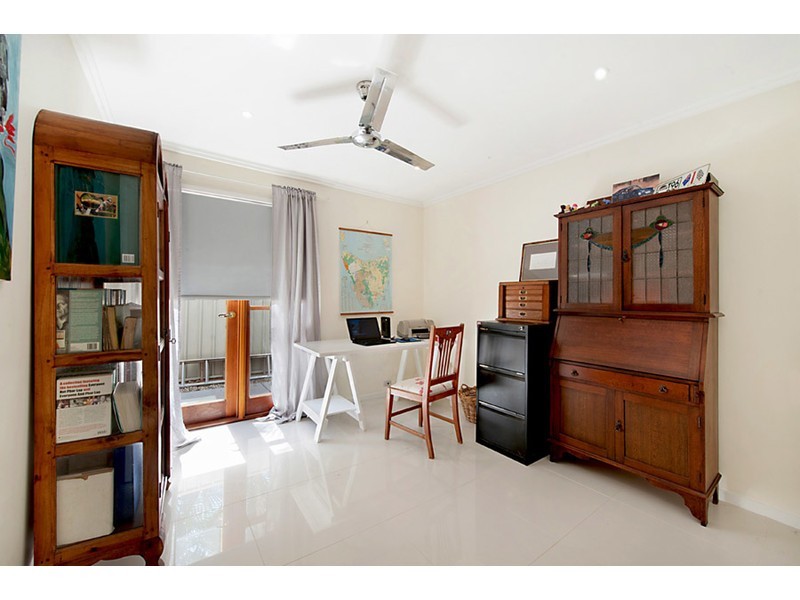 6 Donald Avenue, Paradise Point QLD 4216