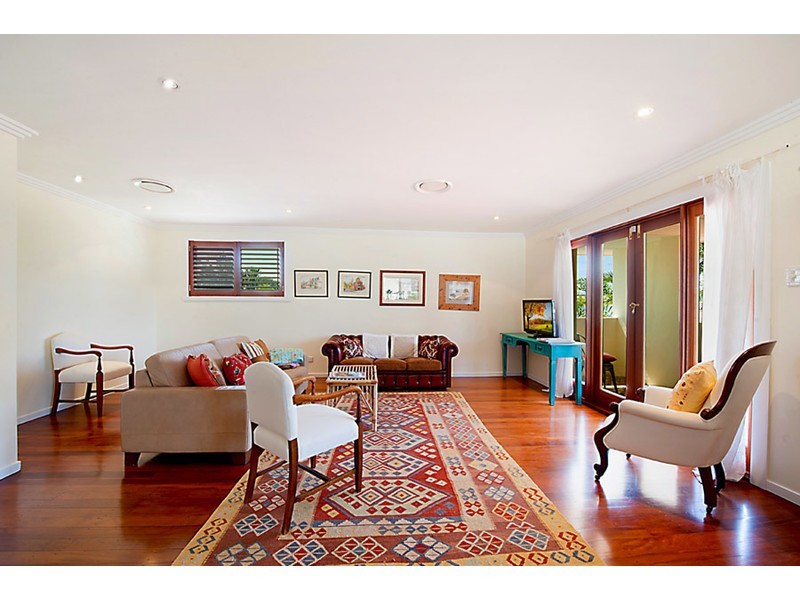 6 Donald Avenue, Paradise Point QLD 4216