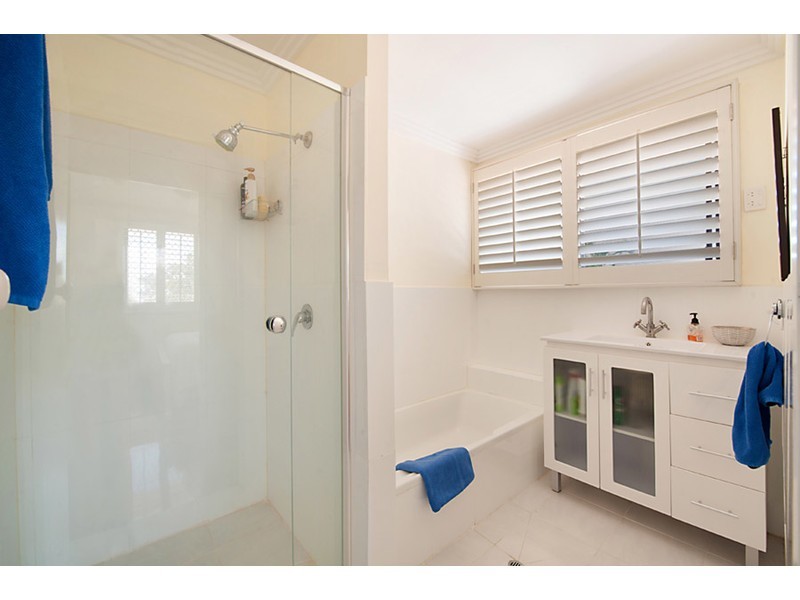 6 Donald Avenue, Paradise Point QLD 4216