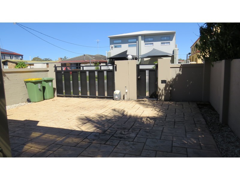 2/23 Vaggelas Crescent, Biggera Waters QLD 4216