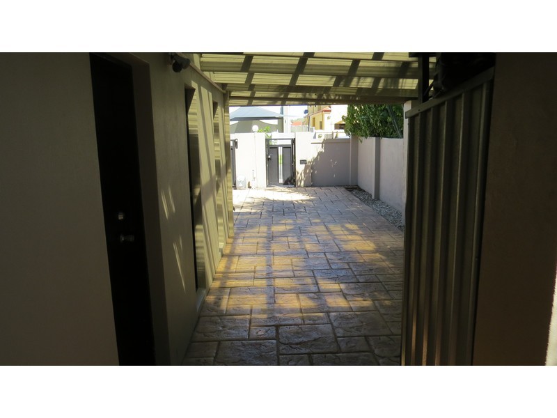 2/23 Vaggelas Crescent, Biggera Waters QLD 4216