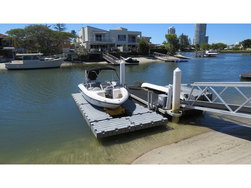 2/23 Vaggelas Crescent, Biggera Waters QLD 4216